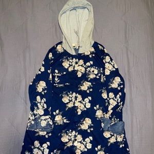 A cuffed sleeve hooded shirt